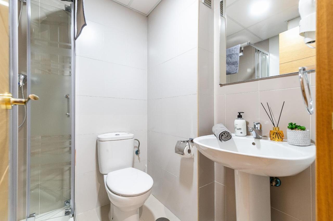 Modern Beach Apartment Valparaiso With Parking มาลากา ภายนอก รูปภาพ