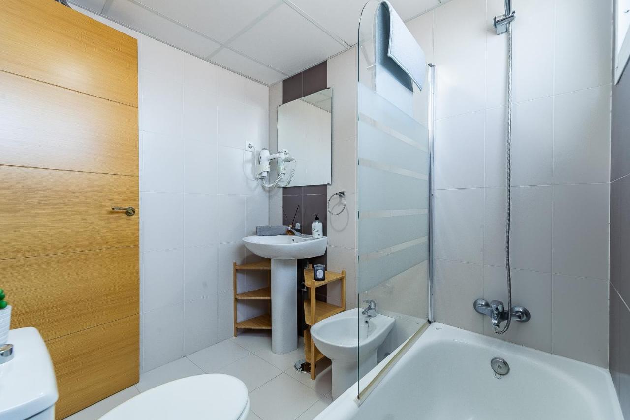 Modern Beach Apartment Valparaiso With Parking มาลากา ภายนอก รูปภาพ